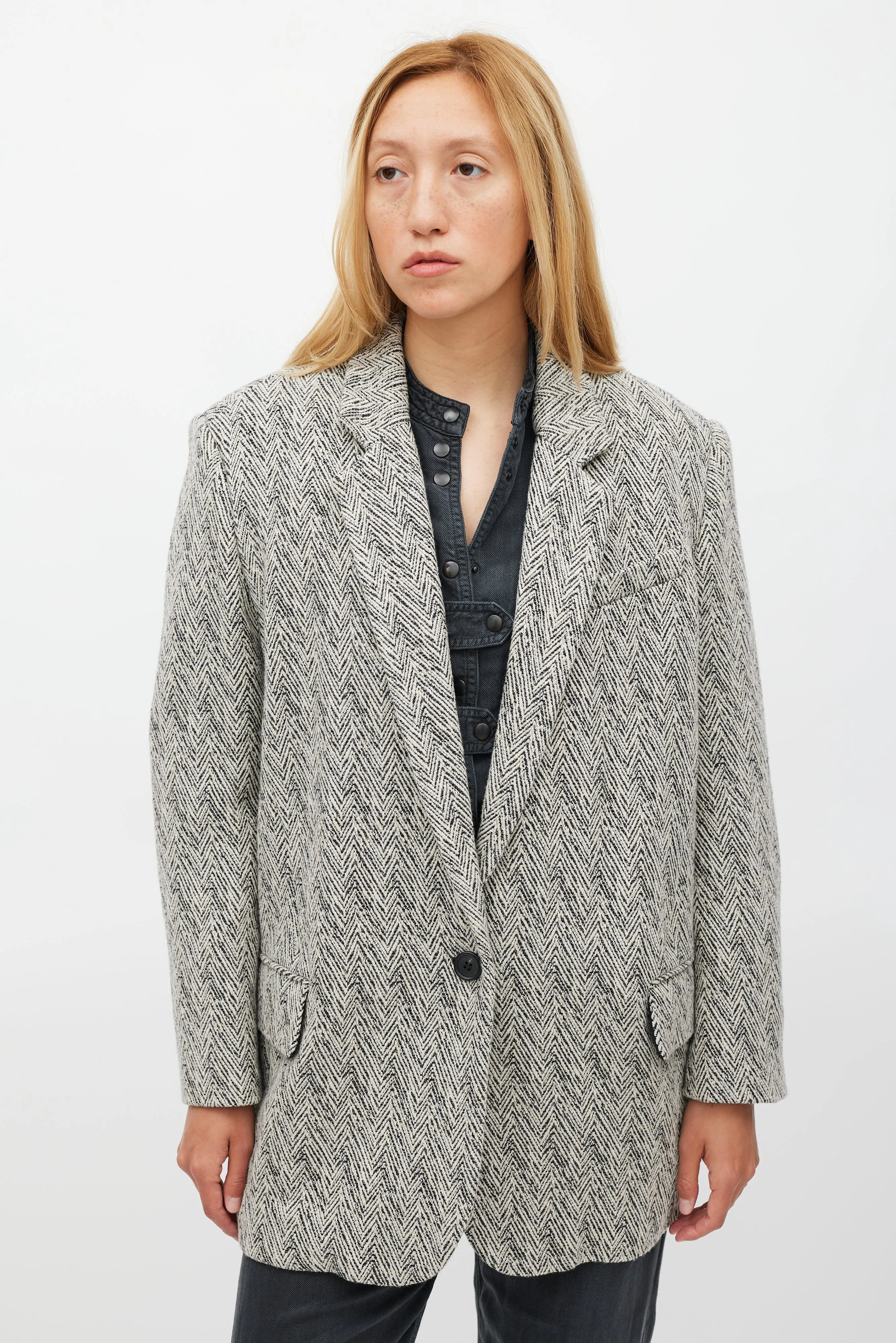 White & Black Herringbone Cikaito Coat